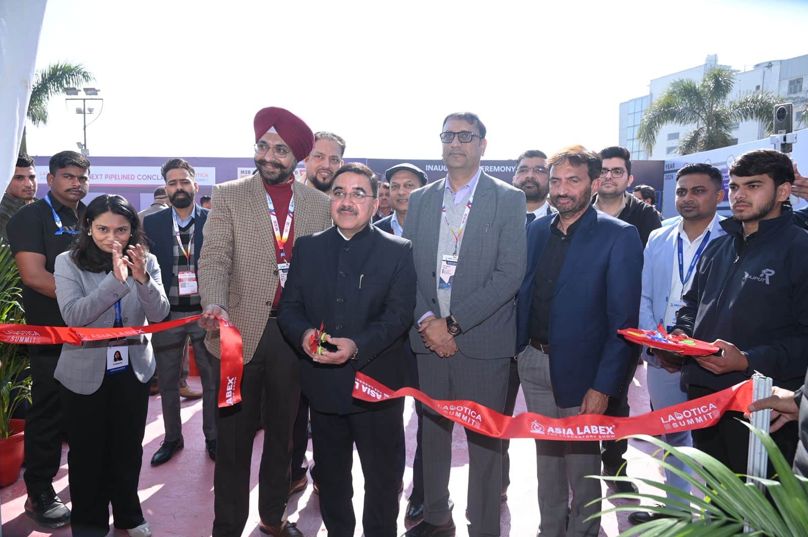 एशिया लैबेक्स प्रदर्शनी का शुभारंभ करते हुए राज्य नियंक्षक डॉ. मनीष कपूर- संवाद