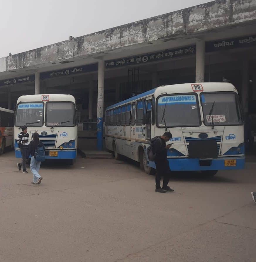 फोटो 01:  सोनीपत बस अड्डे पर खड़ी रोडवेज बसें। संवाद