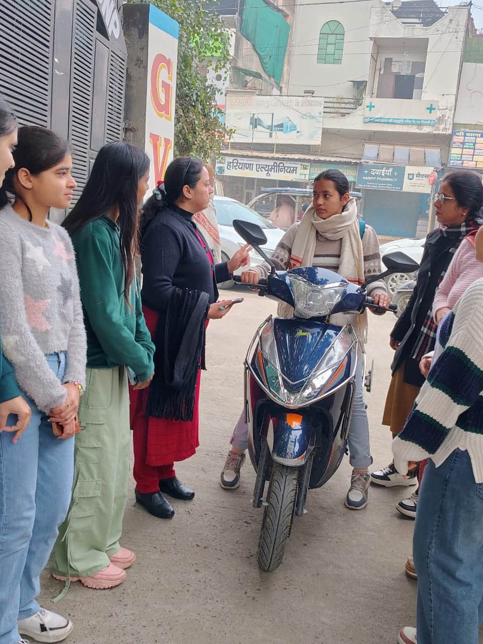 फोटो :03: सोनीपत में जीवीएम महाविद्यालय के गेट पर युवती को यातायात नियमों की जानकारी देती वाईआर