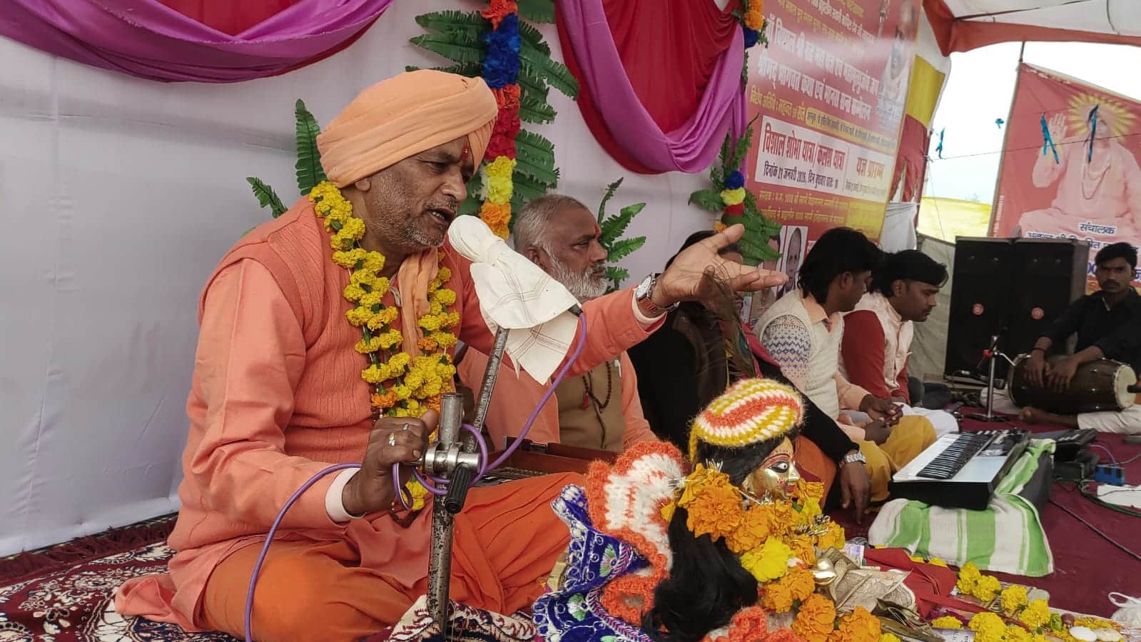 फोटो-13 मेला रामनगरिया के आदर्श क्षेत्र में कथा सुनाते स्वामी सत्यस्वसरूप ब्रह्मचारी। संवाद