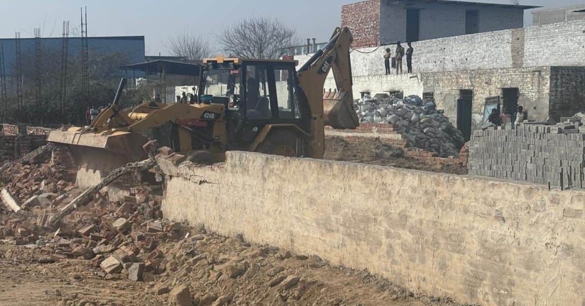 फोटो :15: सोनीपत के गांव हलालपुर के  पास अवैध निर्माण गिराता बुलडोजर। स्रोत: प्रशासन