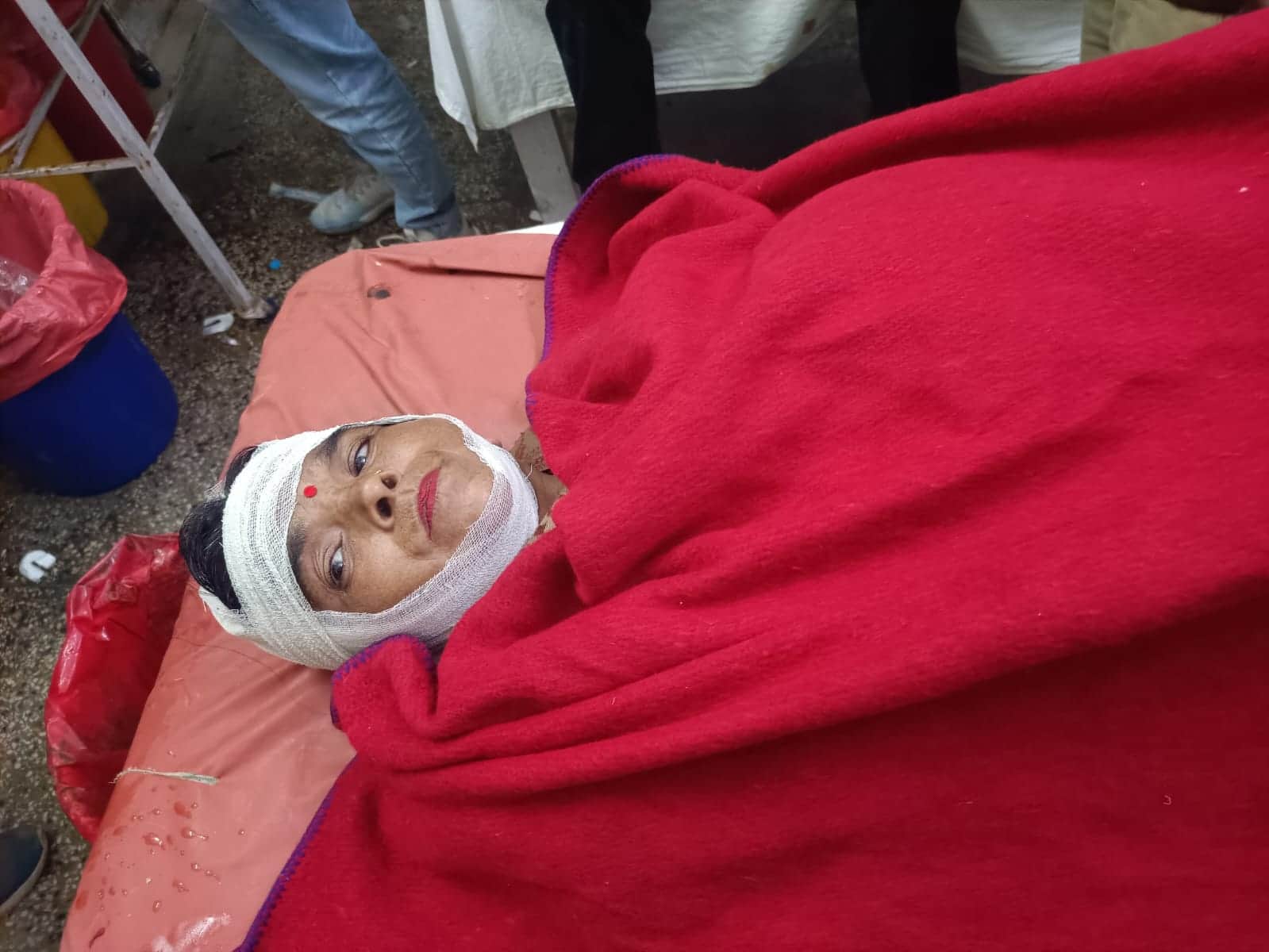 फोटो-16-अस्पताल में भर्ती घायल शीला देवी। संवाद