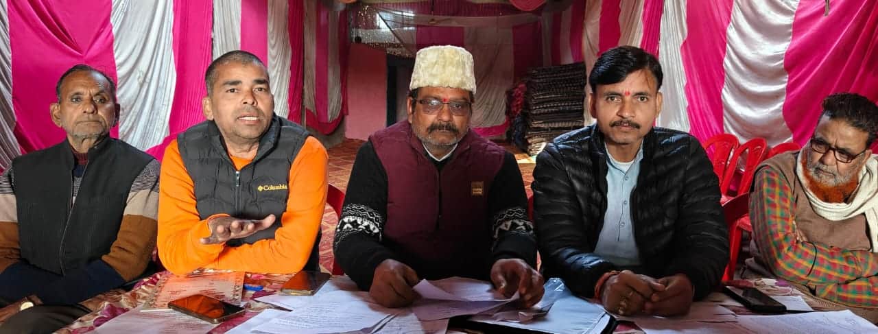 फोटो-16-पत्रकारों को अपनी बात बताते कांग्रेस पार्टी के पदाधिकारी। संवाद