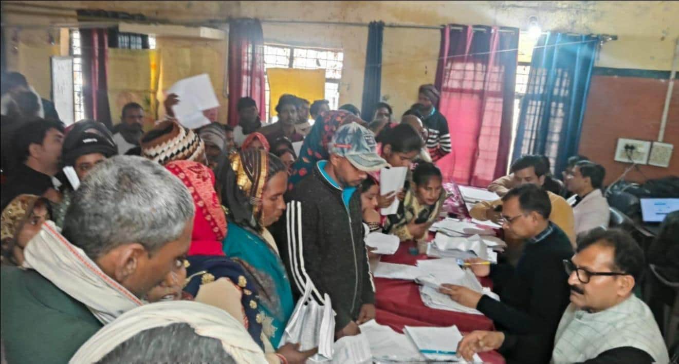 फोटो-18-बिछिया बीआरसी केंद्र पर नोटिस का जवाब देने पहुंचे मतदाताओं की लगी भीड़। संवाद