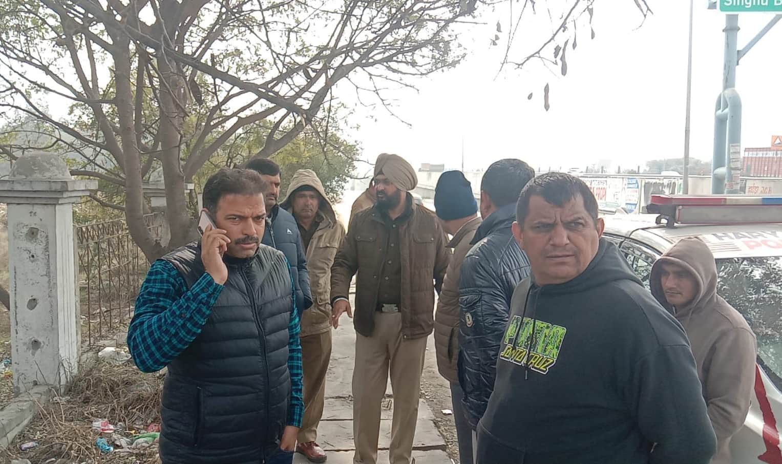 फोटो :18: सोनीपत के गांव राई के पास हाईवे के निकट युवक का शव मिलने के मामले में जांच करती पुलिस