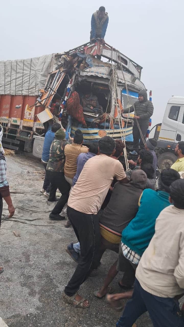 फोटो-18- ट्रक की केबिन में फंसे चालक को निकालते लोग। संवाद