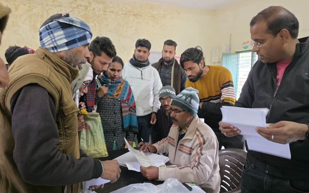 फोटो-19 गांव कुबेरपुर में नोटिस पर सुनवाई करते एडीओ सुखदेव सिंह। संवाद