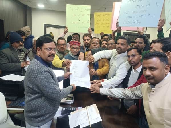 फोटो-22-यूजीसी के विरोध में डीएम को ज्ञापन सौंपते सवर्ण समाज के लोग।संवाद