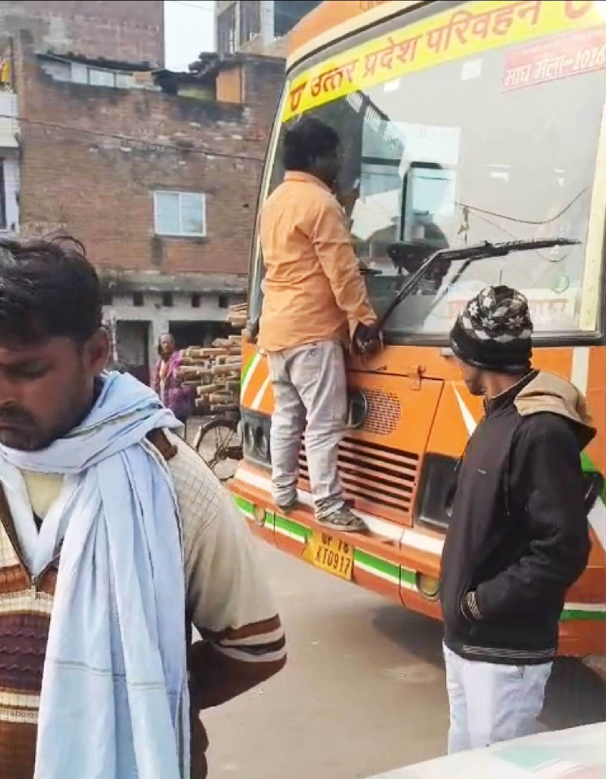 फोटो-26-शहर के ज्वालागंज बस स्टॉप पर मुआवजे को लेकर बस पर चढ़कर हंगामा करता युवक। वीडियो ग्रैब