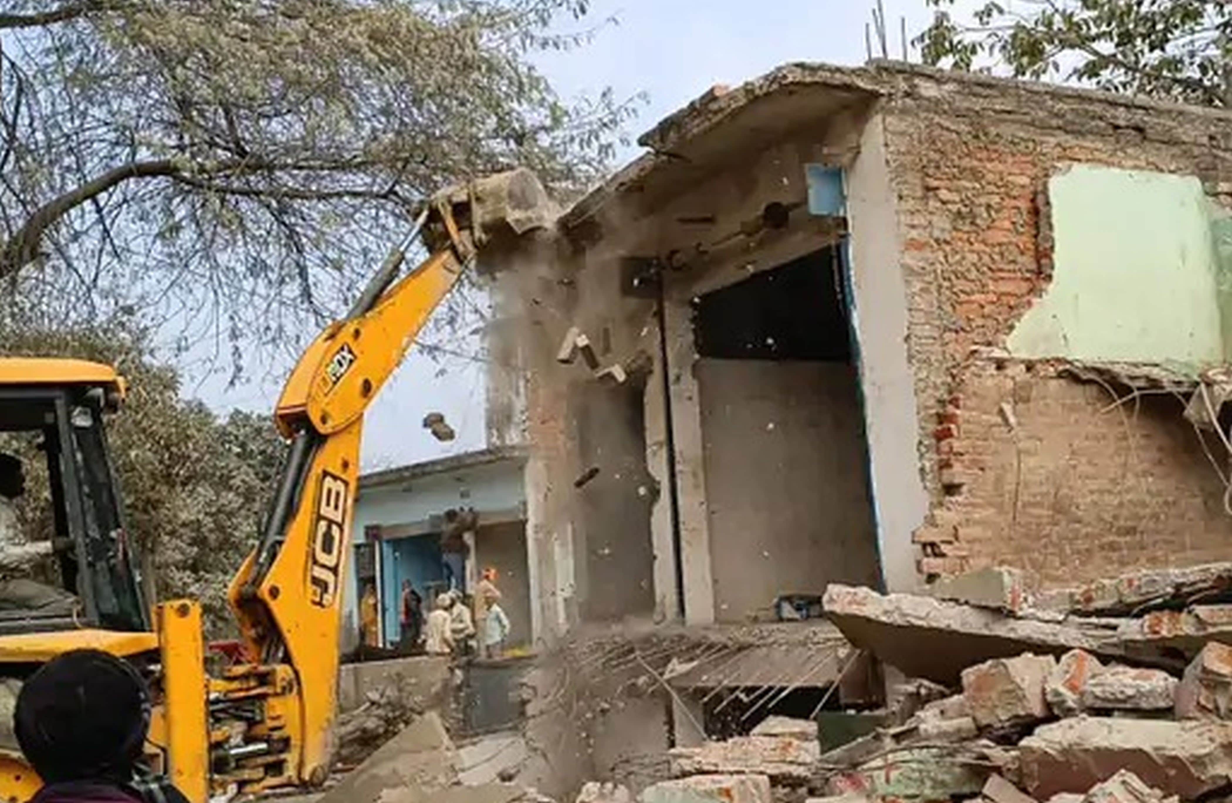 फोटो-28-अतिक्रमण कर बनाई गई दुकान को ढहाती जेसीबी। संवाद