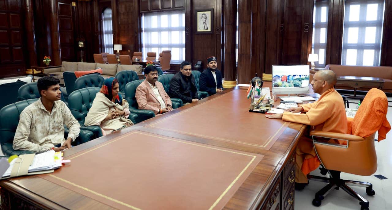 फोटो- 29सीकेटीपी 07 सीएम से मुलाकात करते आयुष के परिजन व साथ में कैबिनेट मंत्री नंदगोपाल गुप्ता