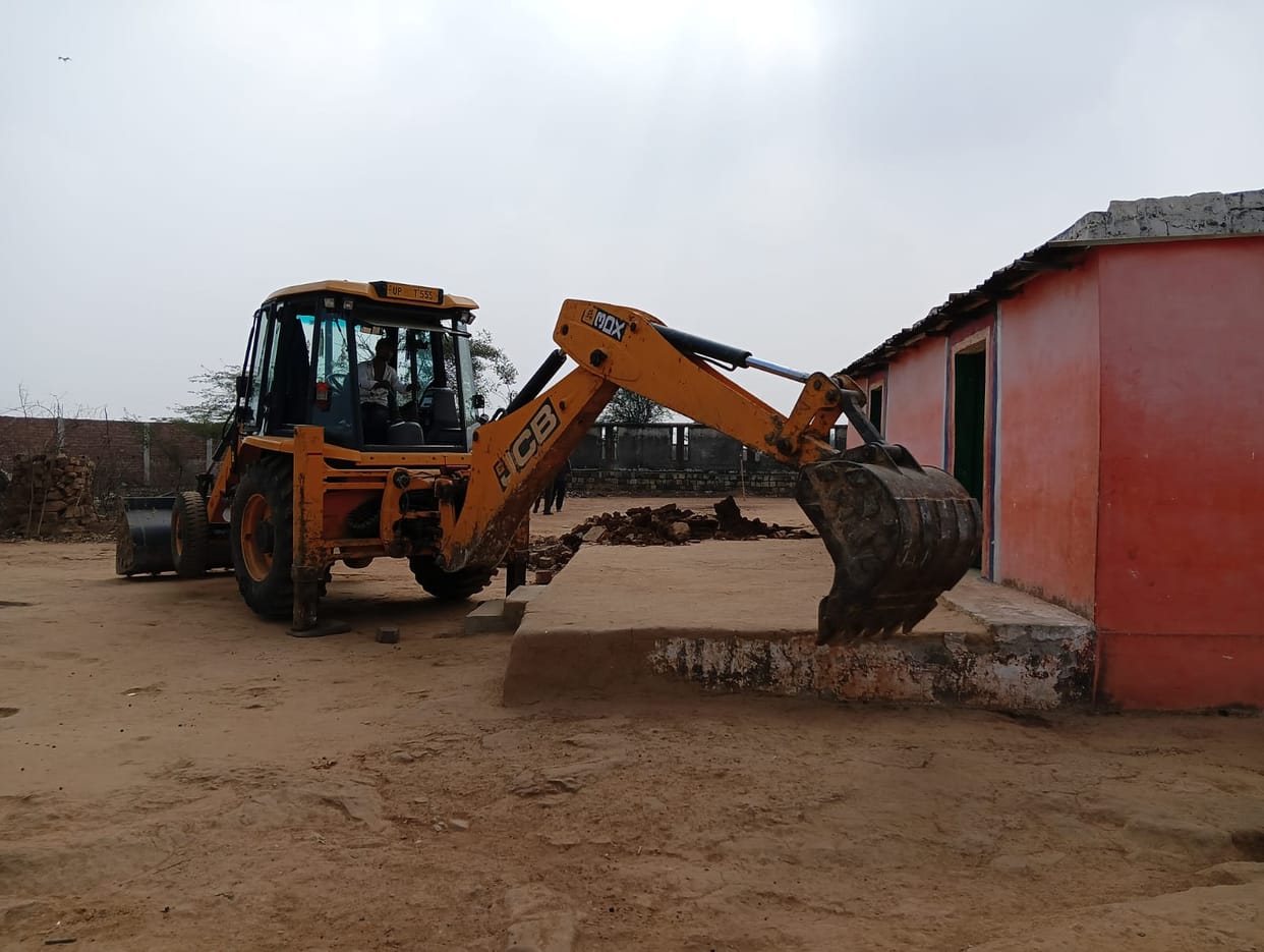 Illegal encroachments removed from government land in Bargarh, notices issued to seven