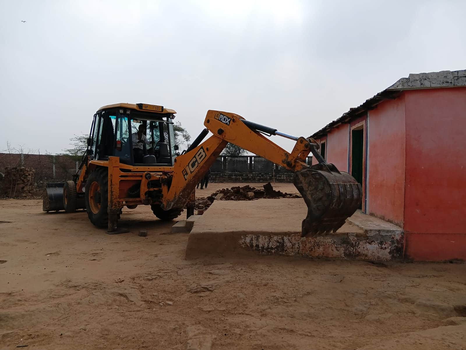 फोटो-29सीकेटीपी 16 बरगढ़ में अवैध कब्जे हटाती जेसीबी। संवाद