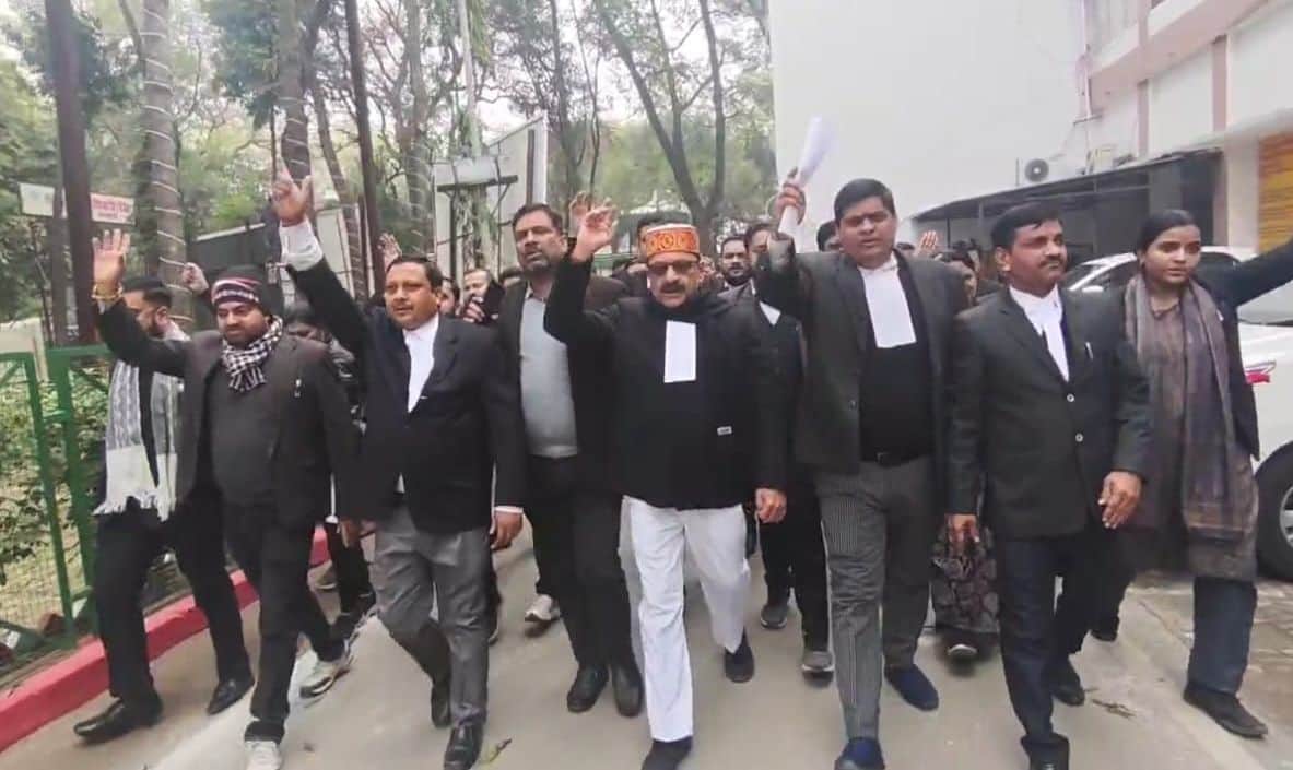 फोटो-3-उन्नाव बार एसोसिएशन अध्यक्ष गिरीश मिश्रा की अगुवाई में ज्ञापन देने जाते अधिवक्ता। स्रोत