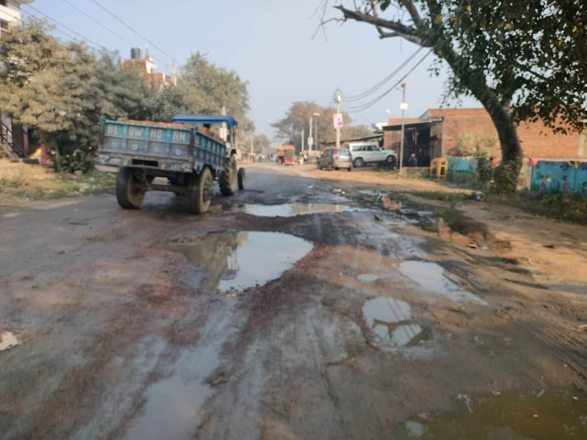 फोटो- 30सीकेटीपी 08 भरतकूप मंदिर मार्ग पर बने गड्डाें से निकलते वाहन। संवाद