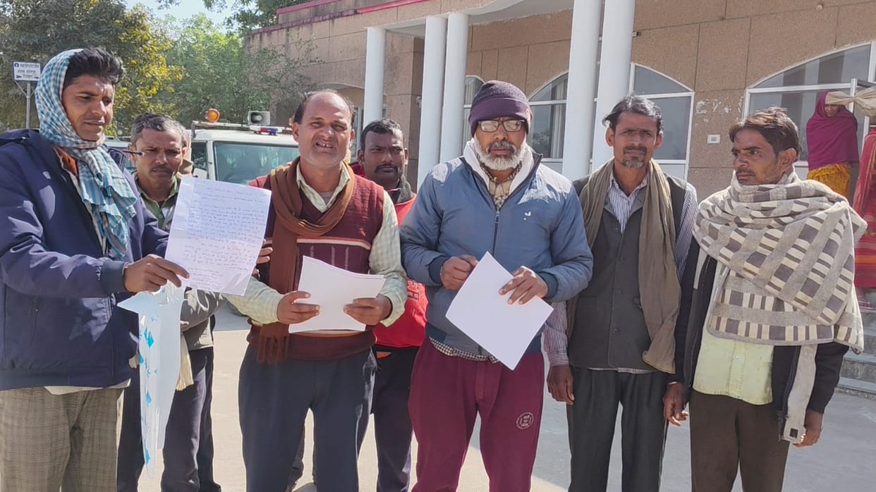 Outsourced workers protested against low honorarium