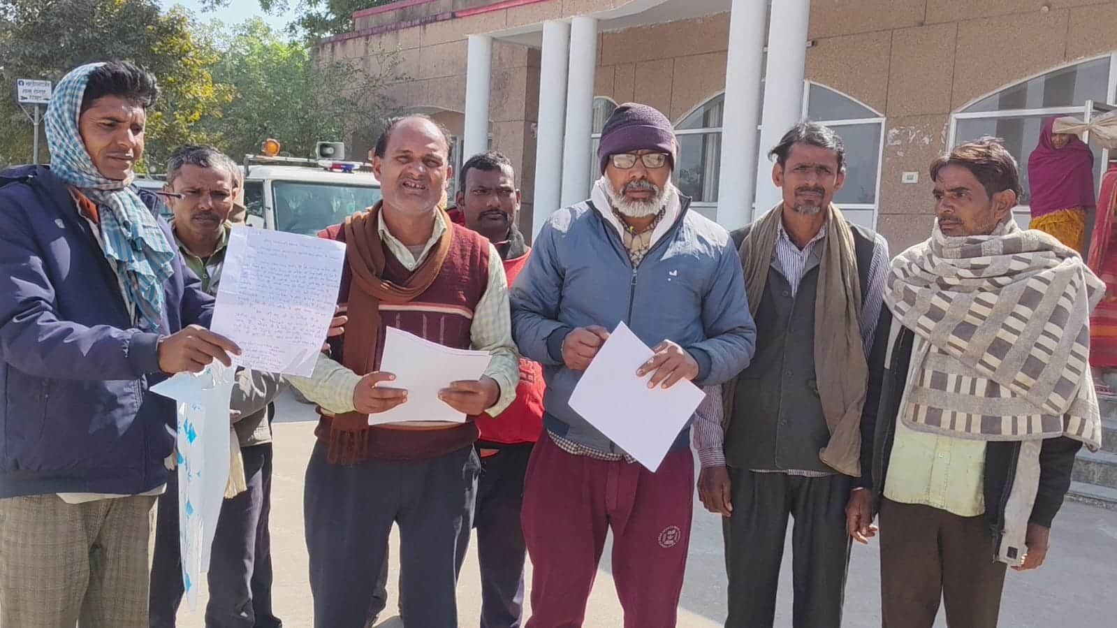 फोटो- 30सीकेटीपी 16 कलक्ट्रेट में ज्ञापन देने आए आउट सोर्स कर्मचारी। संवाद