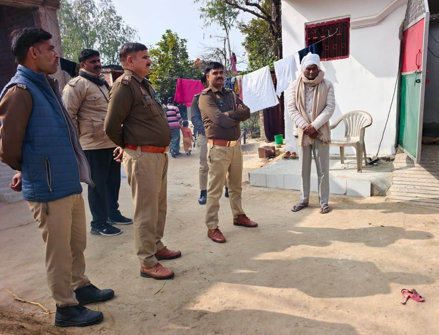 फोटो-33-मृतका के जेठ बालकिशन से जानकारी लेते थानाध्यक्ष फूल सिंह। संवाद