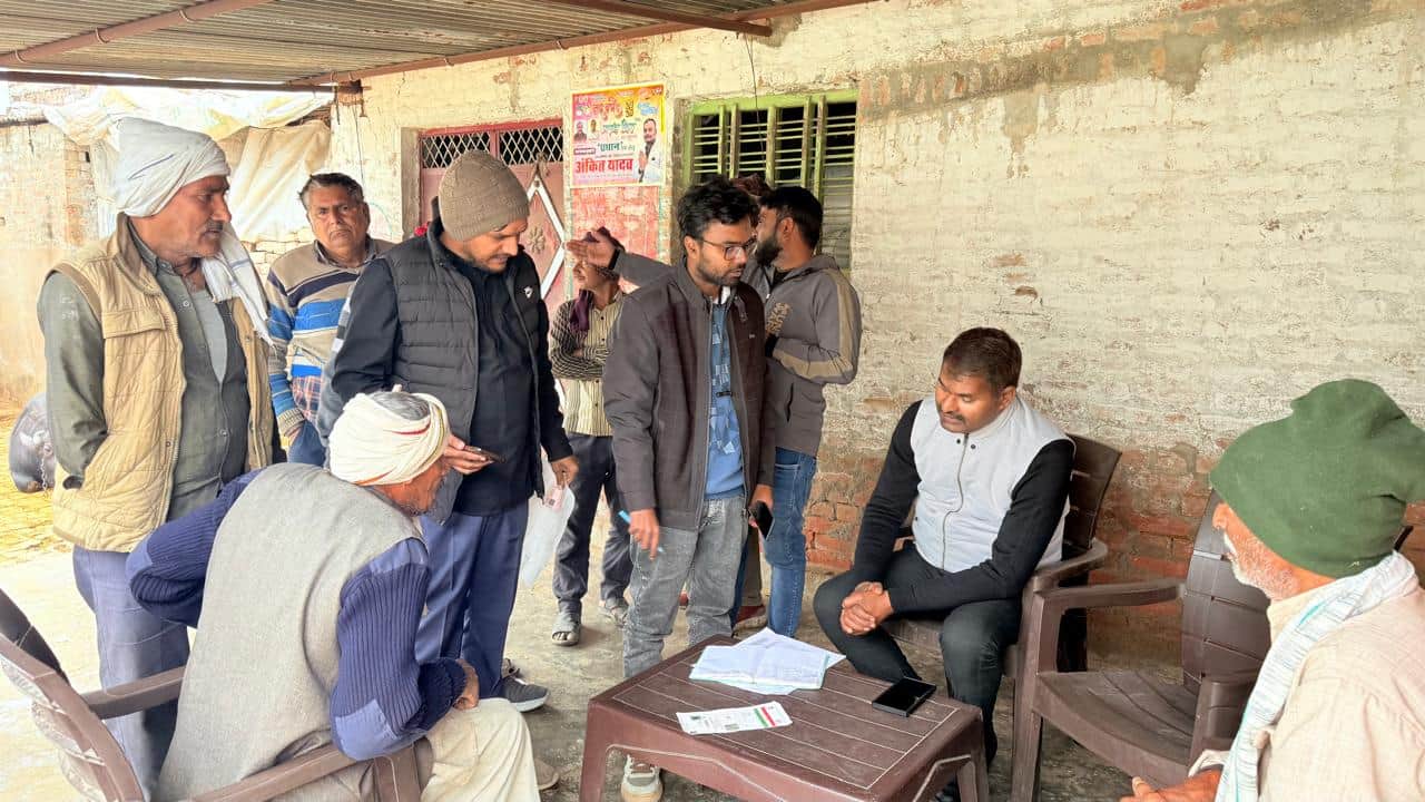 फोटो-35- फार्मर रजिस्ट्री कैंप का निरीक्षण करते एडीएम। स्रोत:कर्मी