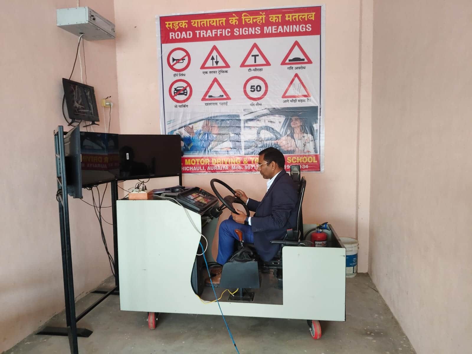 फोटो-38-सिम्युलेटर की जांच करते आरई संतोष पटेल। स्रोत: कर्मचारी