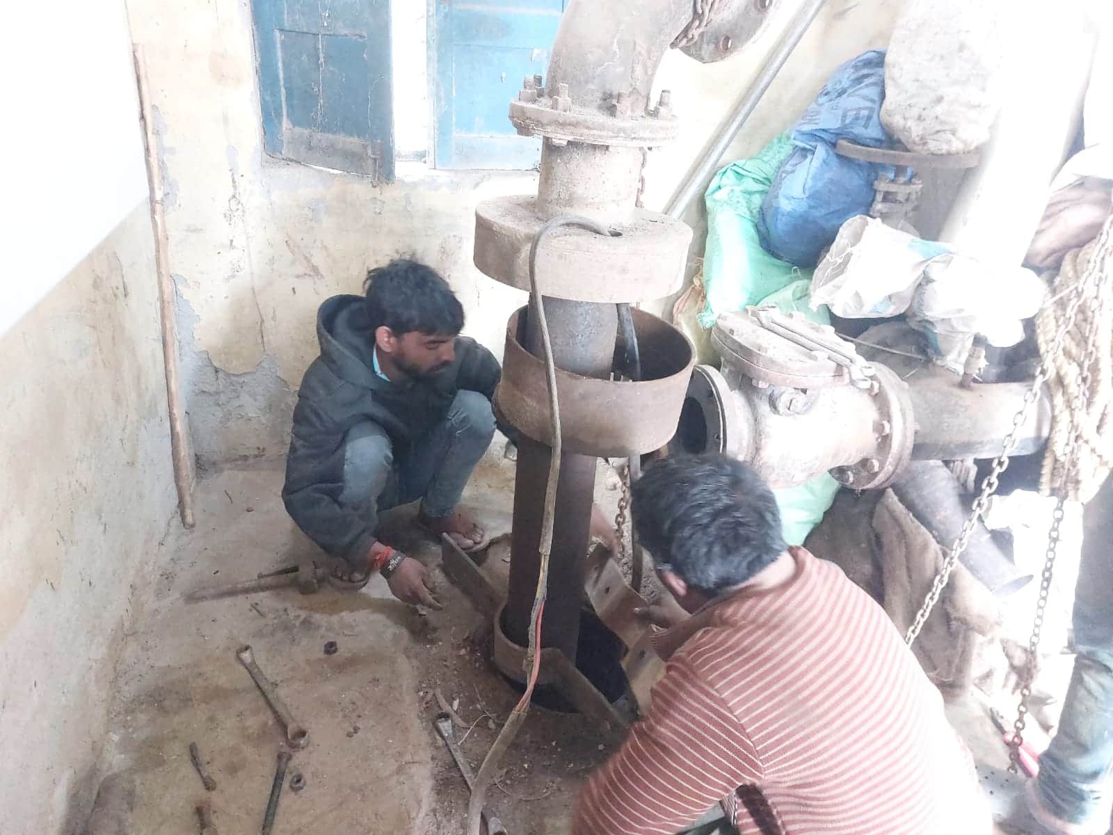 फोटो-4 भोलेपुर बिजली उपकेंद्र के पास लगे नलकूप में सफाई करते कर्मचारी। संवाद