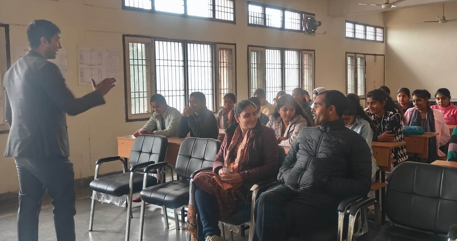 फोटो-55: बहादुरगढ़ के राजकीय कन्या महाविद्यालय में आयोजित कार्यक्रम में छात्राओं को संबोधित करते