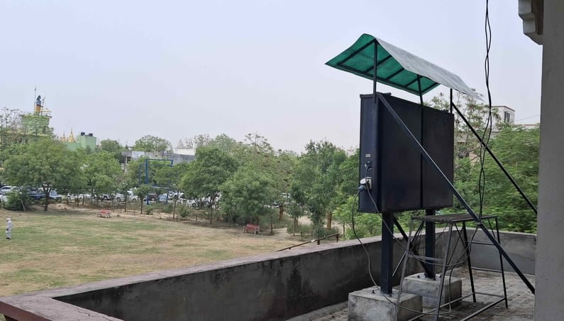 फोटो-60: बहादुरगढ़ के लघु सचिवालय में लगा ऑनलाइन कंटीन्यूअस एमिशन मॉनिटरिंग सिस्टम का उपकरण। संव