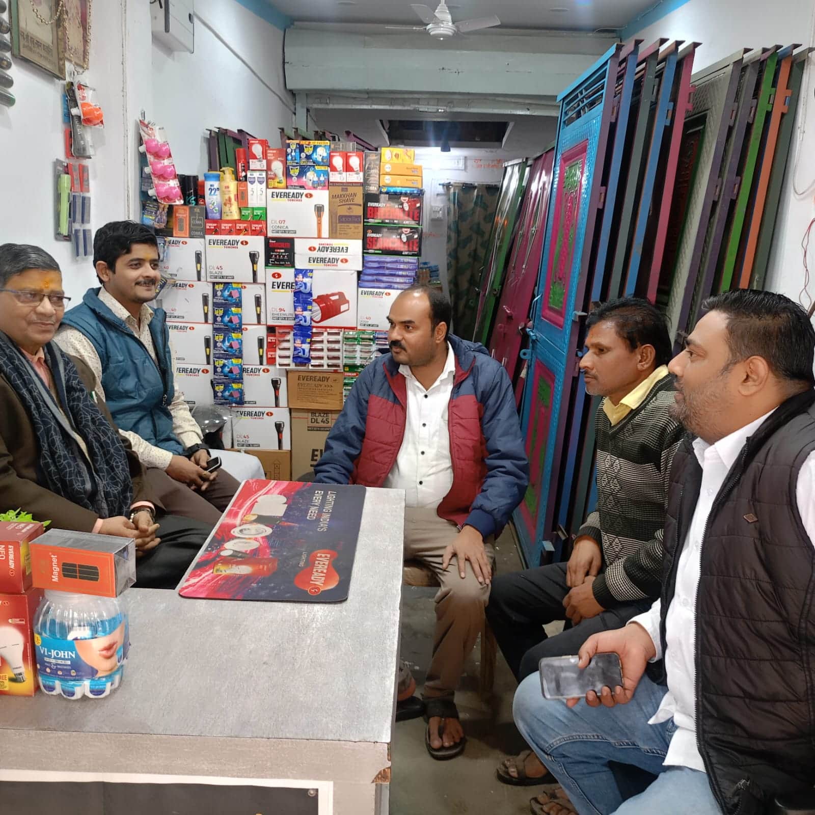 फोटो न- 29सीकेटीपी 13 आने वाले केंद्रीय बजट को लेकर प्रतिष्ठान पर चर्चा करते व्यापारी। संवाद