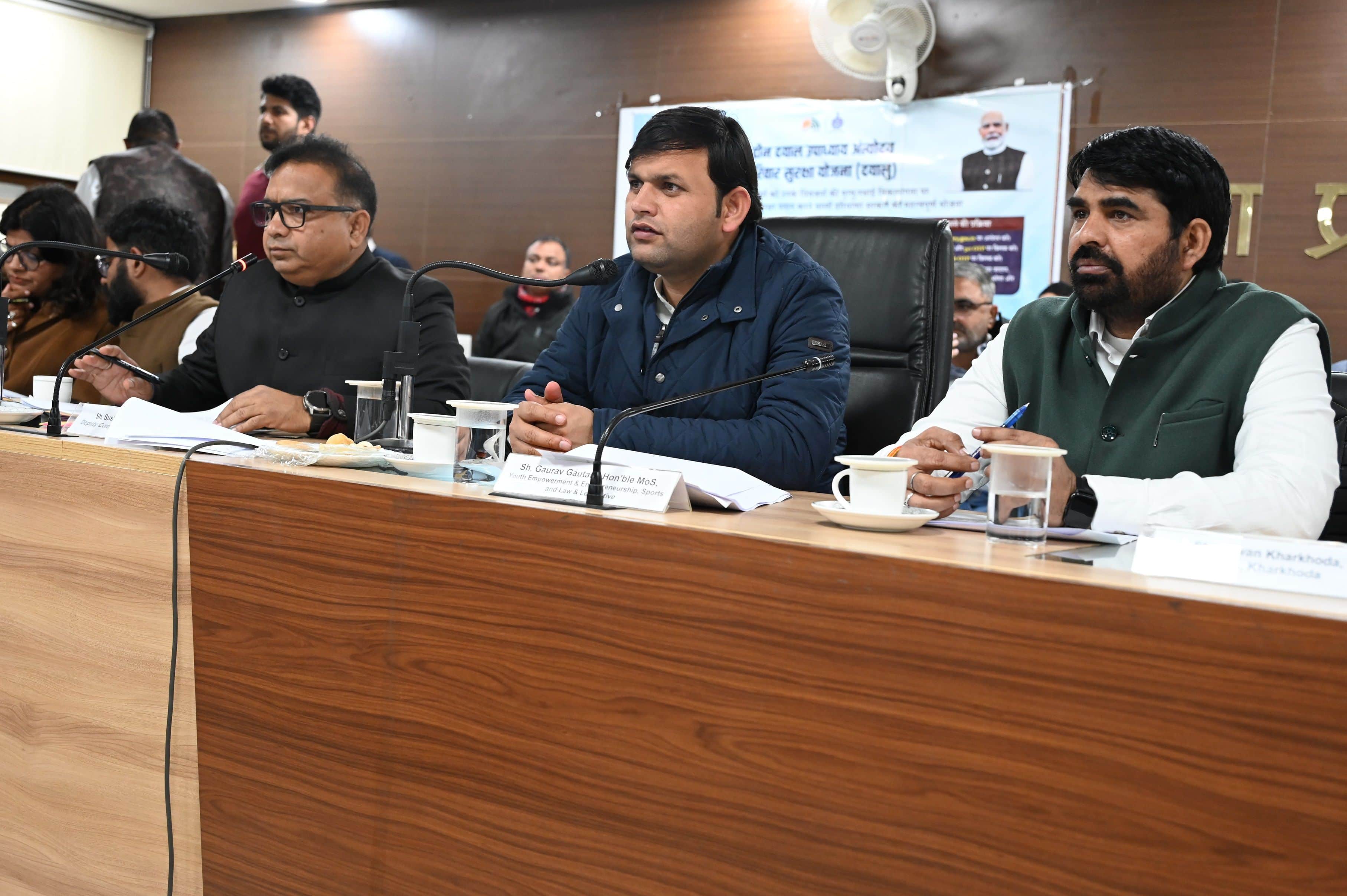 फोटो : सोनीपत लघु सचिवालय में जिला परिवाद एवं कष्ट निवारण समिति बैठक में सुनवाई करते खेल राज्य 