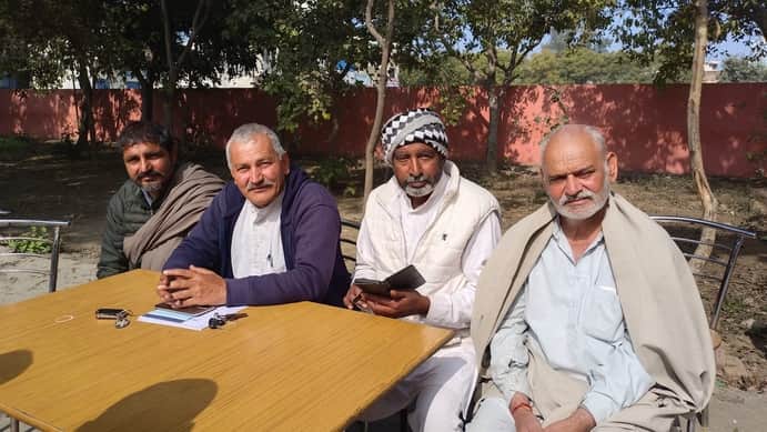 गोहाना के नई अनाज मंडी स्थित किसान रेस्ट हाउस में वर्ग के हित की बात रखते किसान यूनियन के नेता 