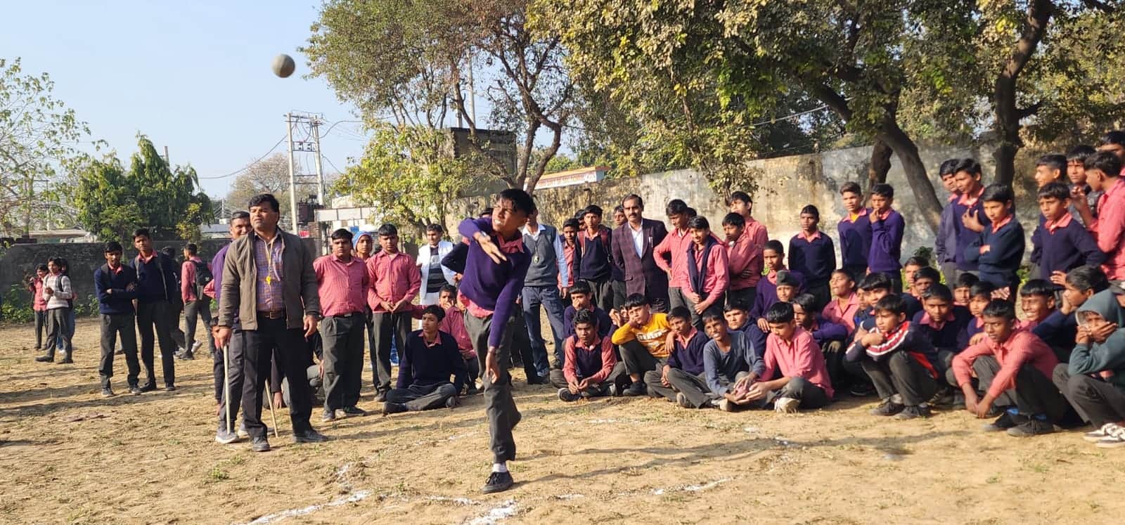गोला फेंक में भाग लेता छात्र। संस्थान