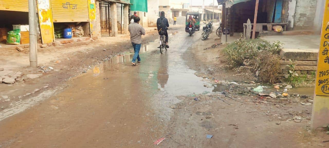 गैपुरा-जोपा मार्ग पर सड़क पर बह रहा घरों का गंदा पानी।-संवाद।