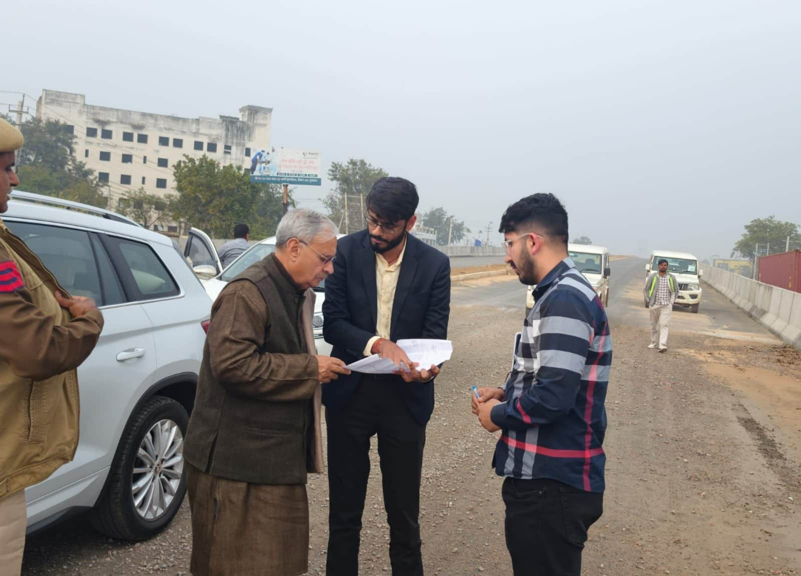 गुरुग्राम-रेवाड़ी हाईवे के जल्द निर्माण को लेकर अधिकारियों से बातचीत करते केंद्रीय मंत्री राव इ