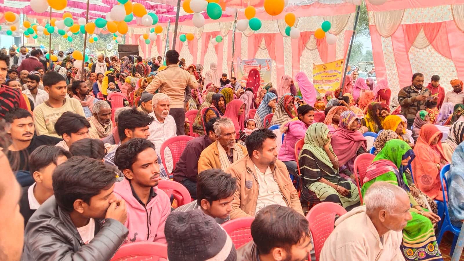 गोराजू गांव की चौपाल में लोगों की भीड़- प्रशासन