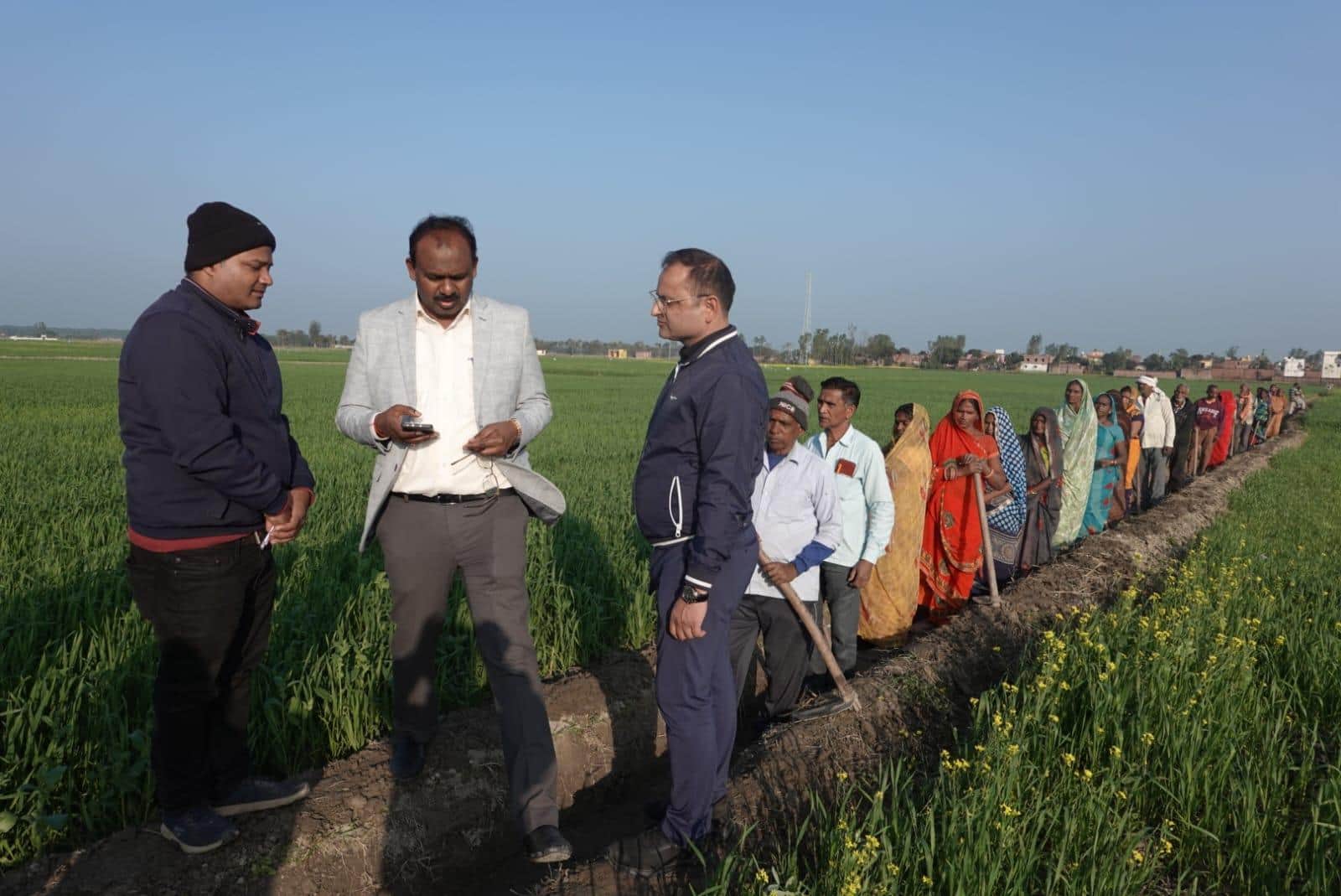 ग्राम धरमौली, ब्लॉक मिठौरा में मनरेगा कार्य का निरीक्षण करते जिलाधिकारी संतोष कुमार शर्मा। 
