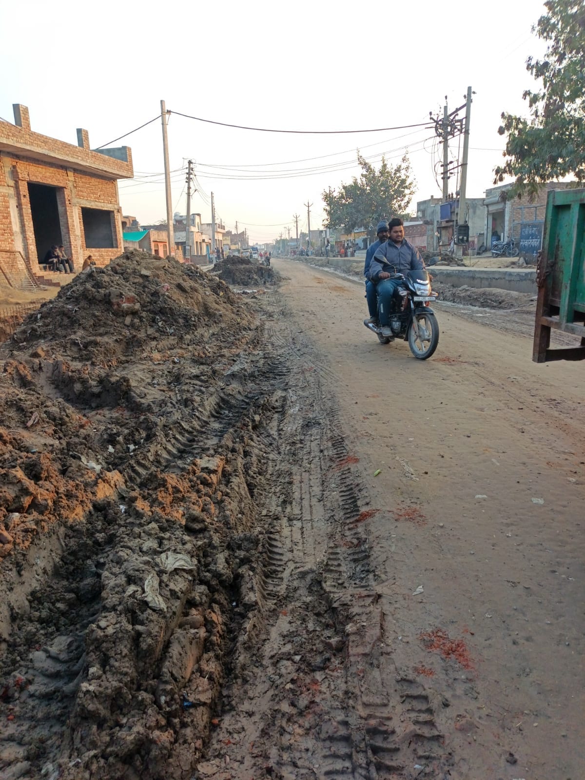 The road on the Tosham-Hansi road was closed due to the collapse of a canal culvert near Jamalpur.