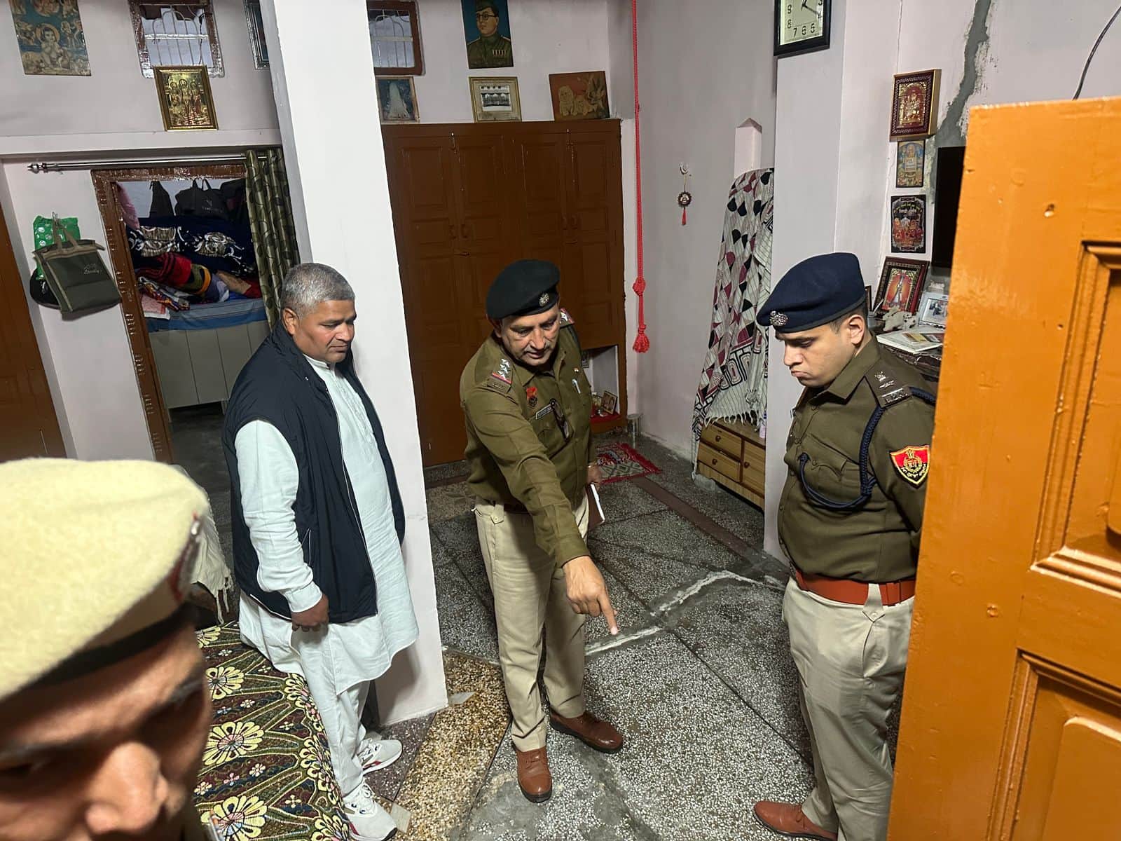 गांव खांडा खेड़ी में घटनास्थल का निरीक्षण करते एसपी अमित यशवर्धन।