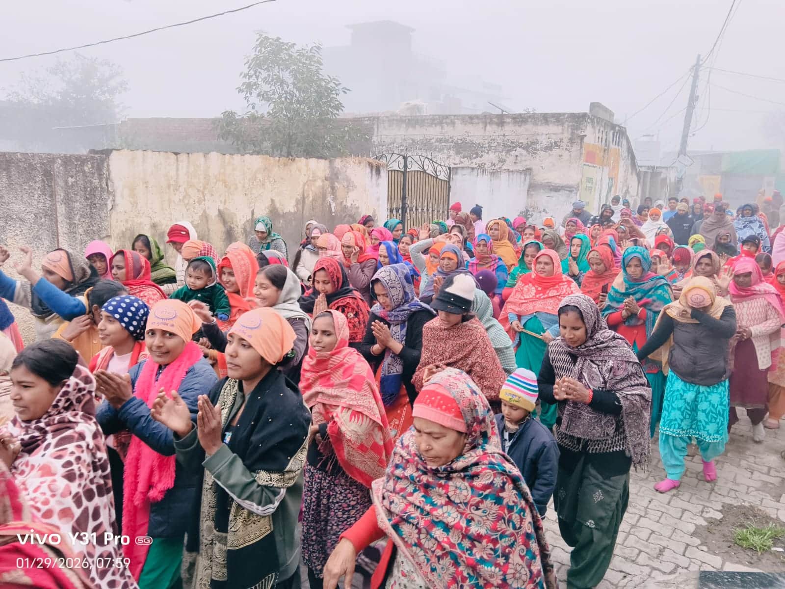 गांव प्योंत में आयोजित प्रभात फेरी में शामिल श्रद्धालु। स्वयं