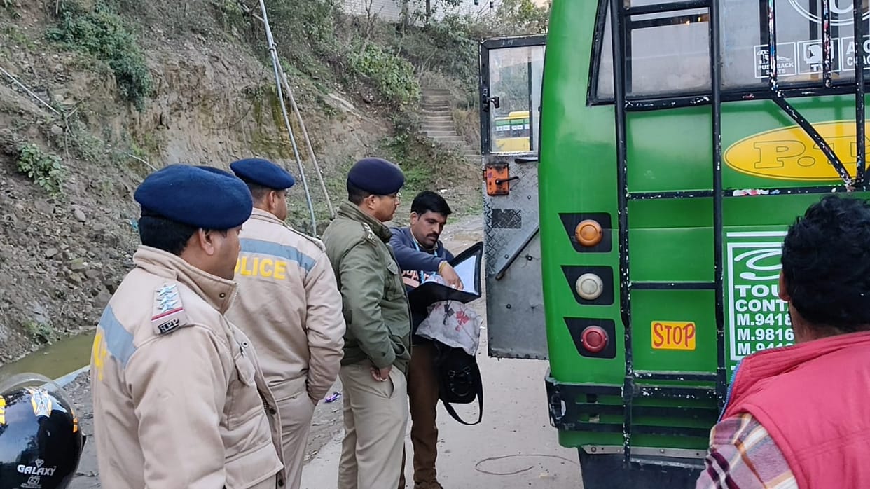 Police crack down on private buses in Ghumarwin, issue 23 challans