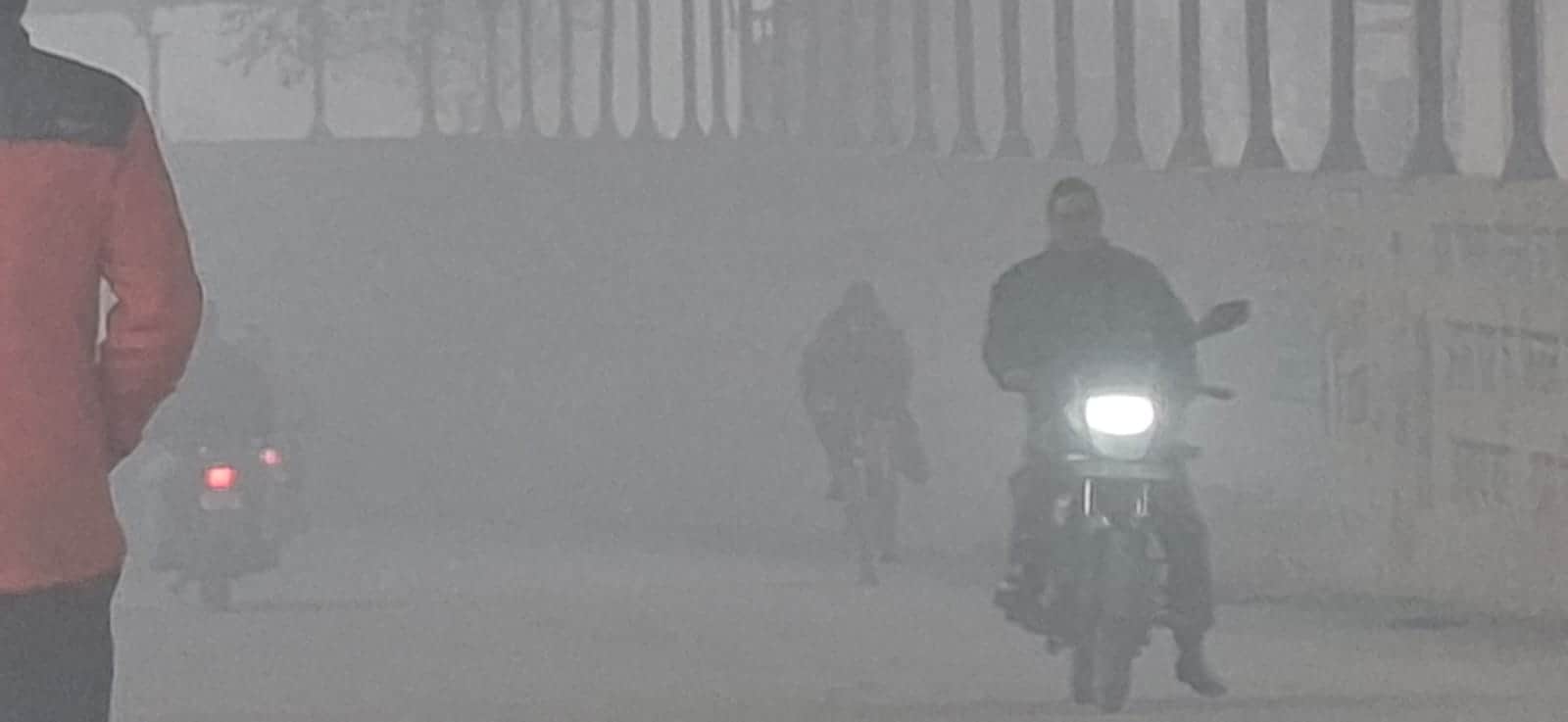 घने कोहरे के बीच वीरवार को गांधी नगर अंडरपास से निकलते लोग। संवाद