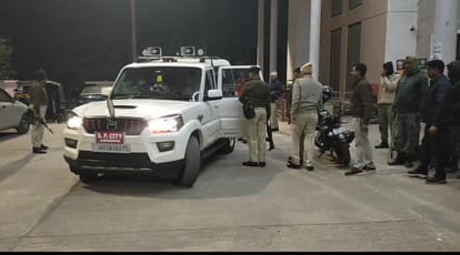 घायल अपराधियों को देखने हॉस्पिटल जाते एसपी