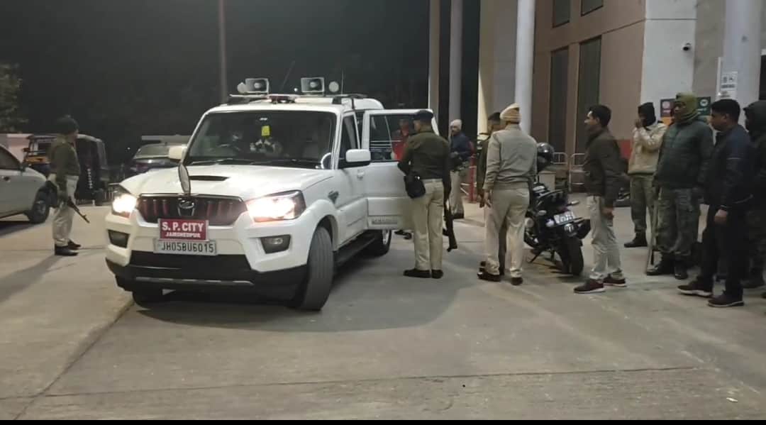 घायल अपराधियों को देखने हॉस्पिटल जाते एसपी