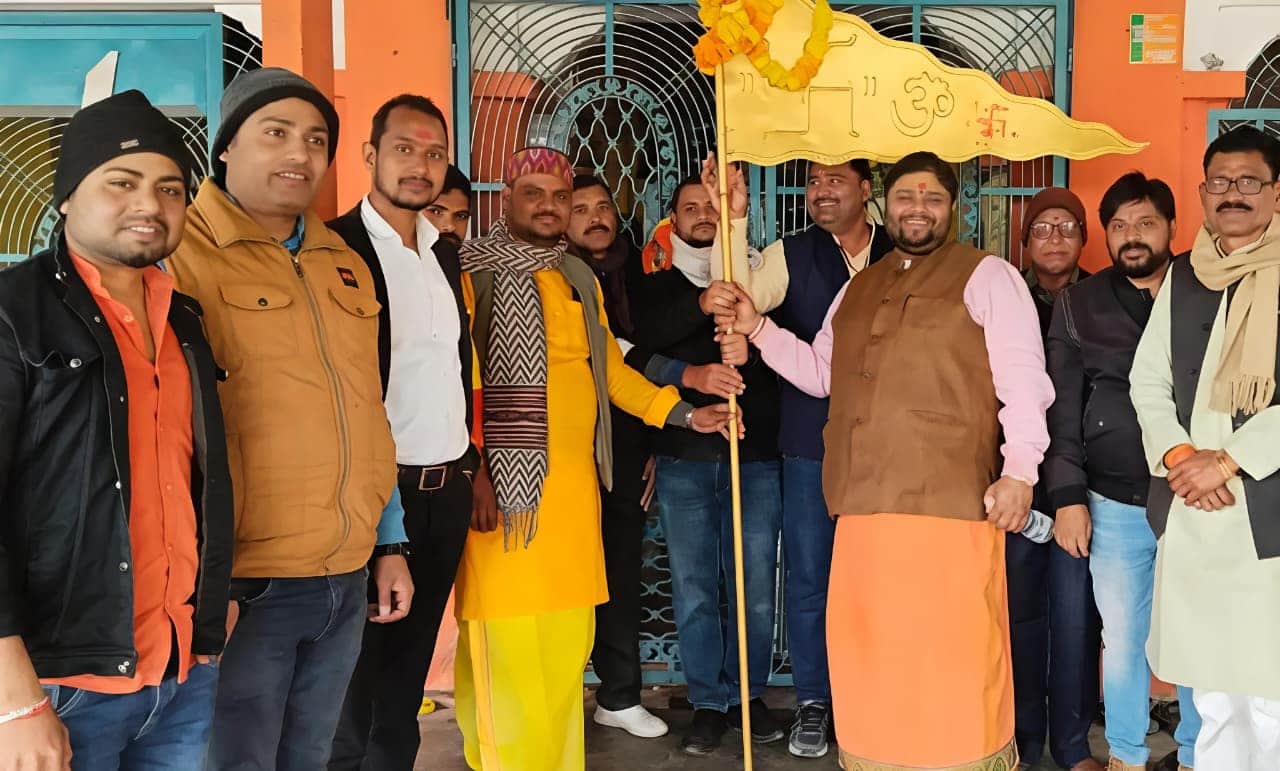 हरिहर नाथ मंदिर पर मुख्य पुजारी पंआशीष मिश्र को धर्म ध्वजा भेट करते श्रद्धालु। स्रोत संगठन