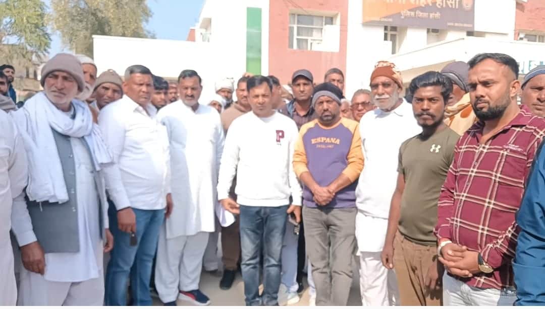 हांसी शहर थाना में पहुंचे घायल युवक विकास के परिजन। जागरूक पाठक