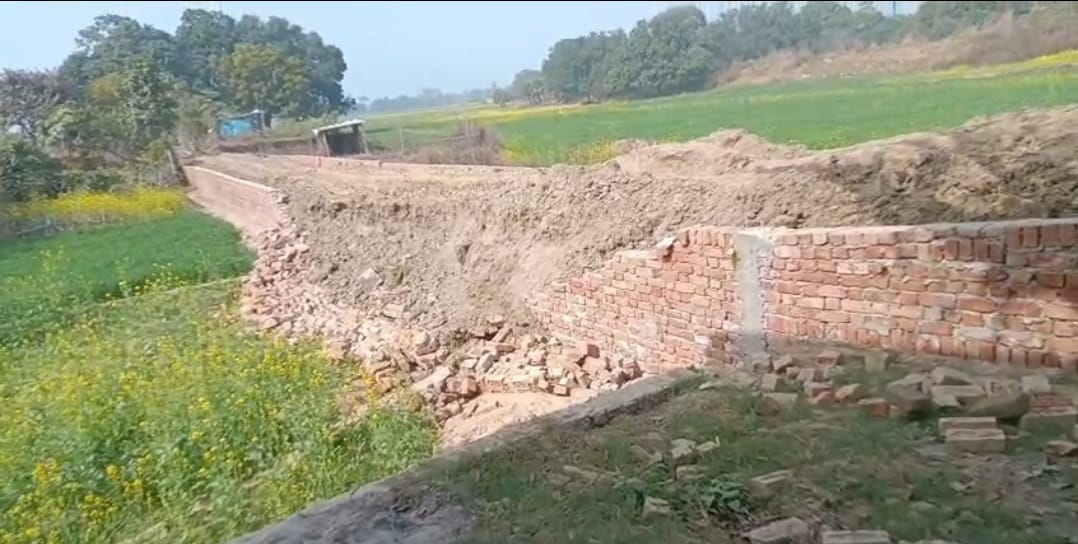 The support wall of the interlocking road under construction collapsed, anger among the villagers.