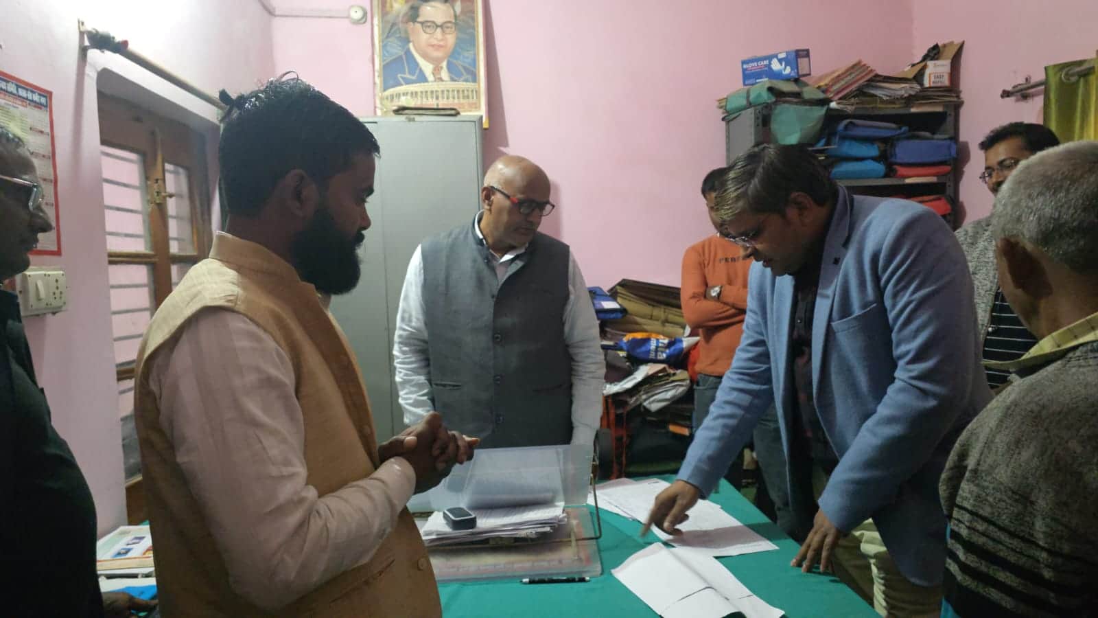 हैंसर एडीओ पंचायत कार्यालय में जानकारी लेते एसडीएम-संवाद