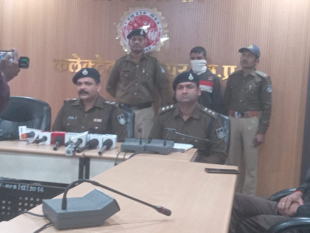 हत्या का खुलासा करते पुलिस अधीक्षक मोती उर रहमान