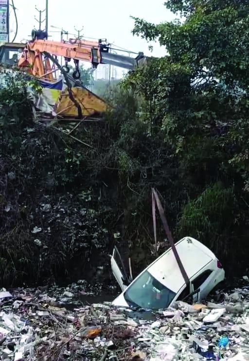 जाग्रति विहार एक्सटेंशन के साउथएक्स पुल के नीचे नाले में गिरी कार को  बाहर निकालती क्रेन। स्त्र