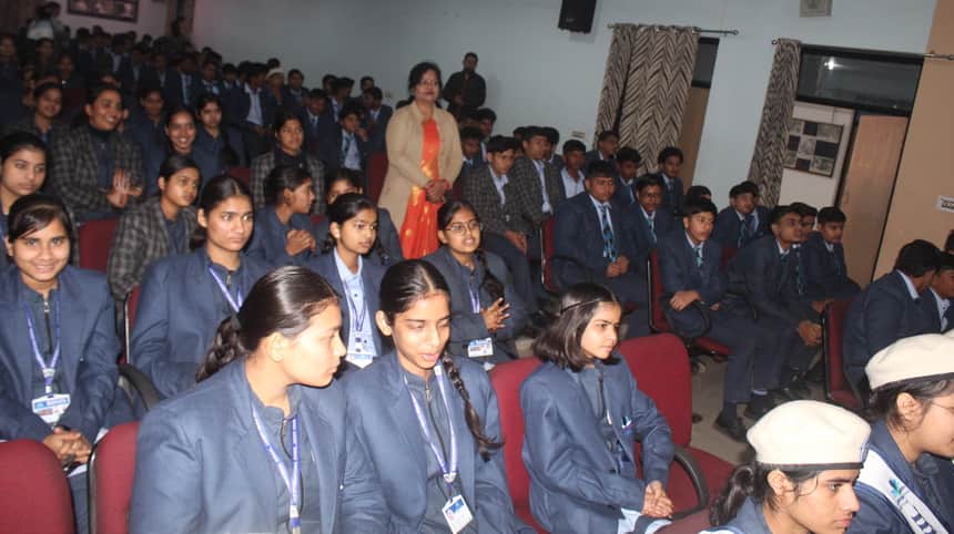 जाग्रति विहार सोमदत कालोनी स्थित बीडीएस इंटरनेशनल स्कूल में अमर उजाला द्वारा आयोजित पुलिस की