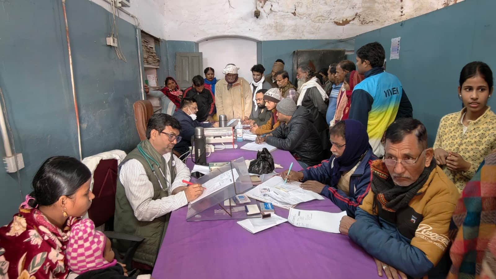 जिला अस्पताल के ओपीडी कक्ष संख्या तीन में मरीजों का उपचार करते चिकित्सक।संवाद